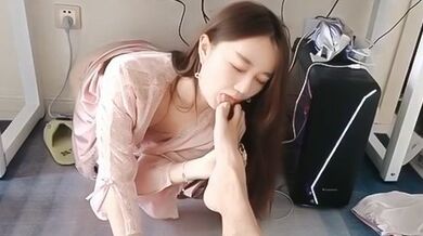 大神边打游戏边调教极品气质英语老师，小母狗上位骑坐鸡巴！的啊